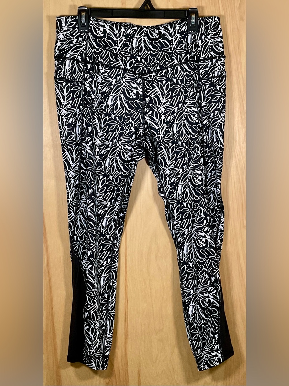 Avia Black & White Workout Leggings - EUC